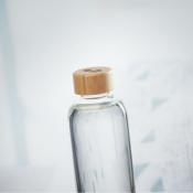 Bouteille en verre avec bouchon en bambou