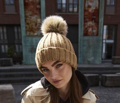 Bonnet épais avec pompon amovible