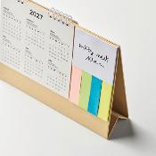 Calendrier de bureau avec autocollants et mémos