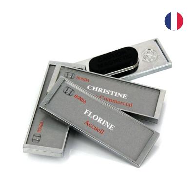 Badge d'identification avec attache aimantée